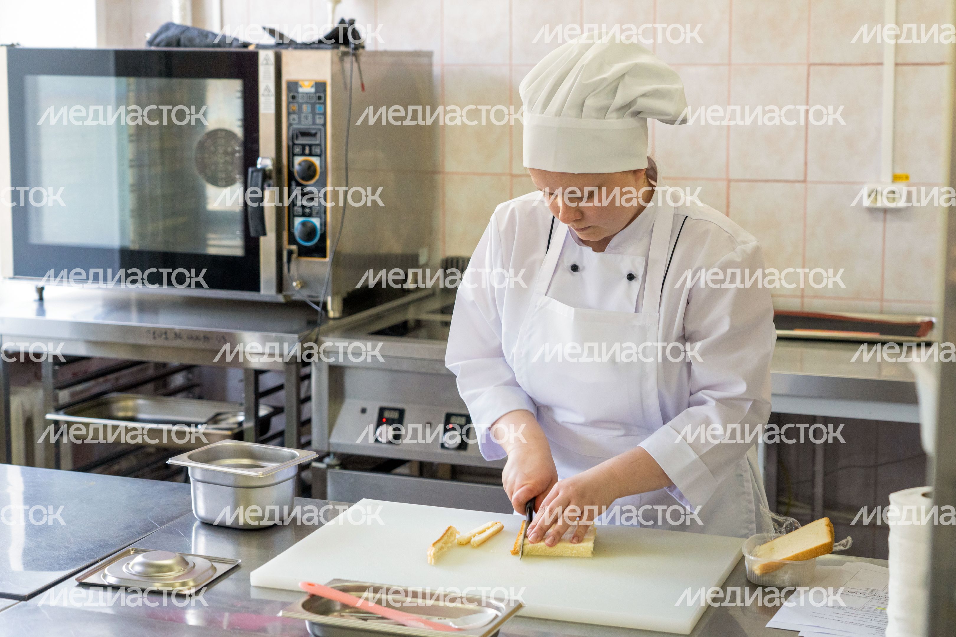 Повар готовит блюдо на конкурсе профмастерства «Абилимпикс 2026» в категории «Поварское дело» в колледже «Подмосковье» Повар готовит блюдо на конкурсе профмастерства «Абилимпикс 2026» в категории «Поварское дело» в колледже «Подмосковье»