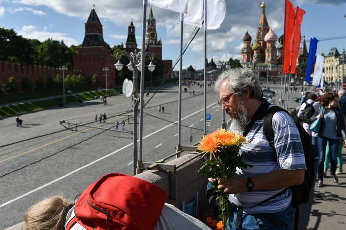 Возложение цветов к месту убийства Бориса Немцова в Москве