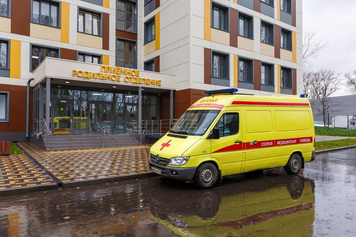 Скорая помощь у Химкинского роддома после капитального ремонта