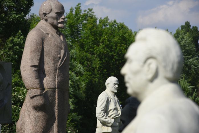 Памятнки советским вождям в парке Музеон в Москве