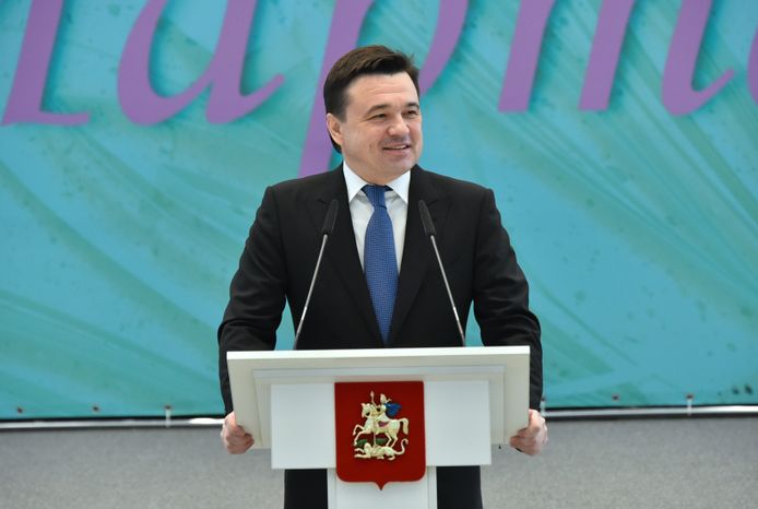 Вручение наград женщинам на торжестве в честь 8 Марта