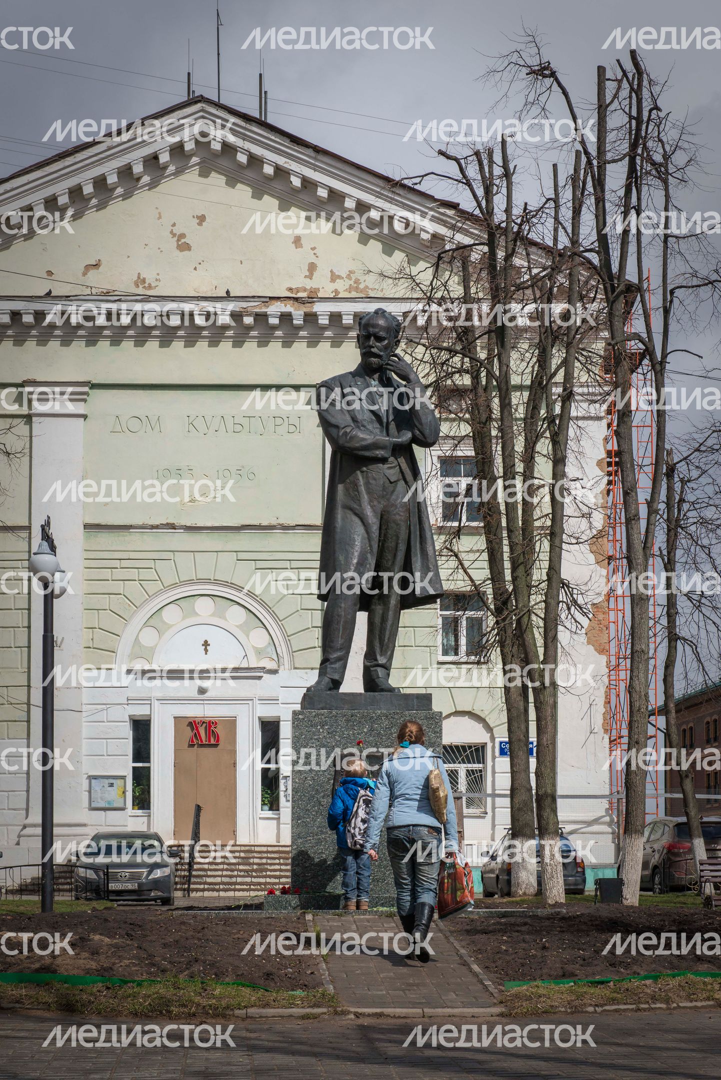 Памятник Петру Чайковскому у Дома культуры в Клину