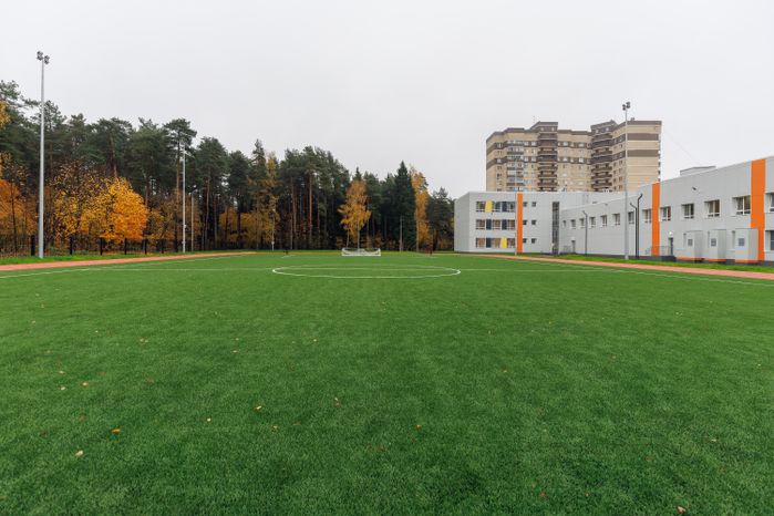 Спортивная площадка для уроков физкультуры в средней школе №18 в деревне Черное округа Балашиха после капремонта