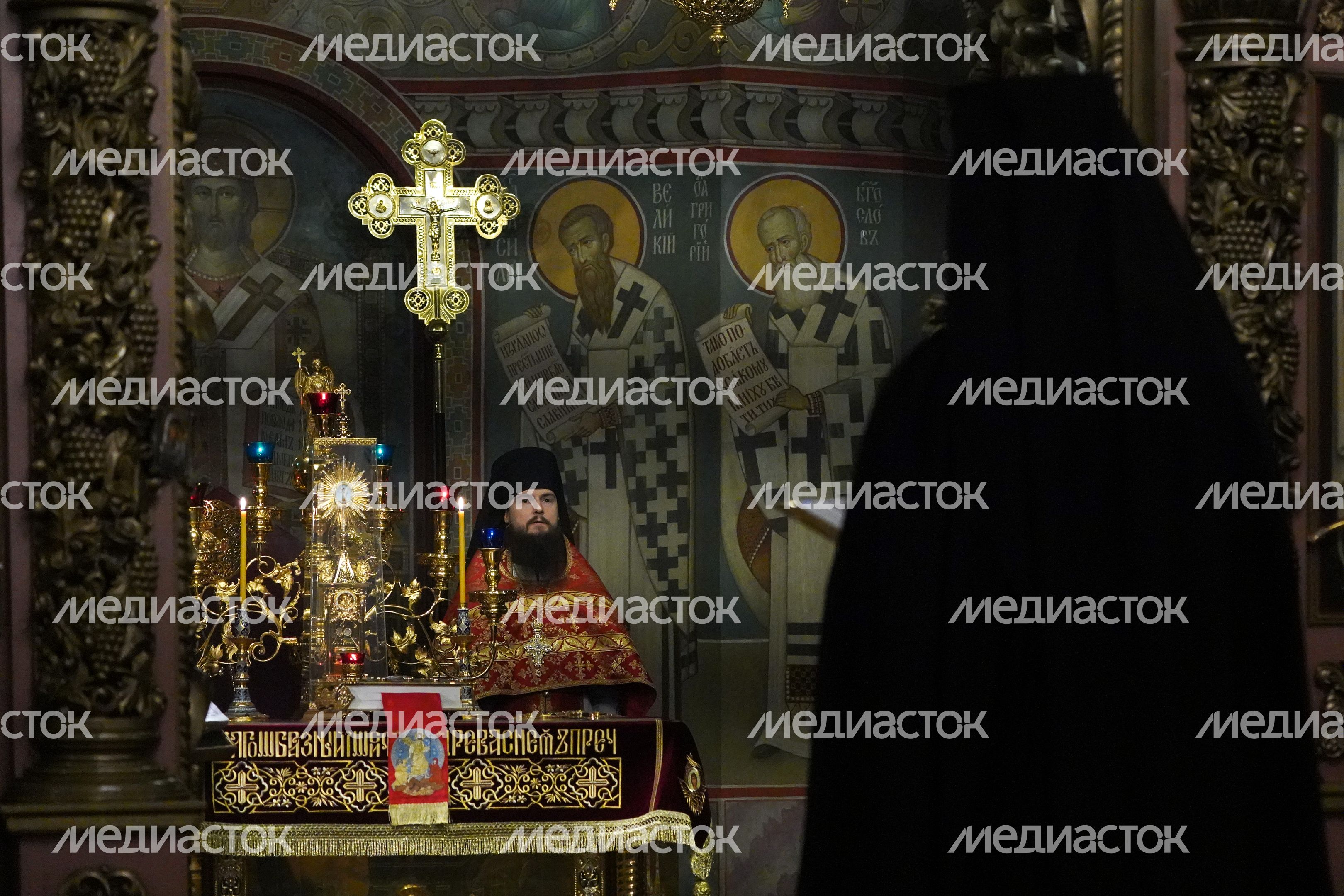 Пасхальная служба в Высоко‑Петровском монастыре в Москве