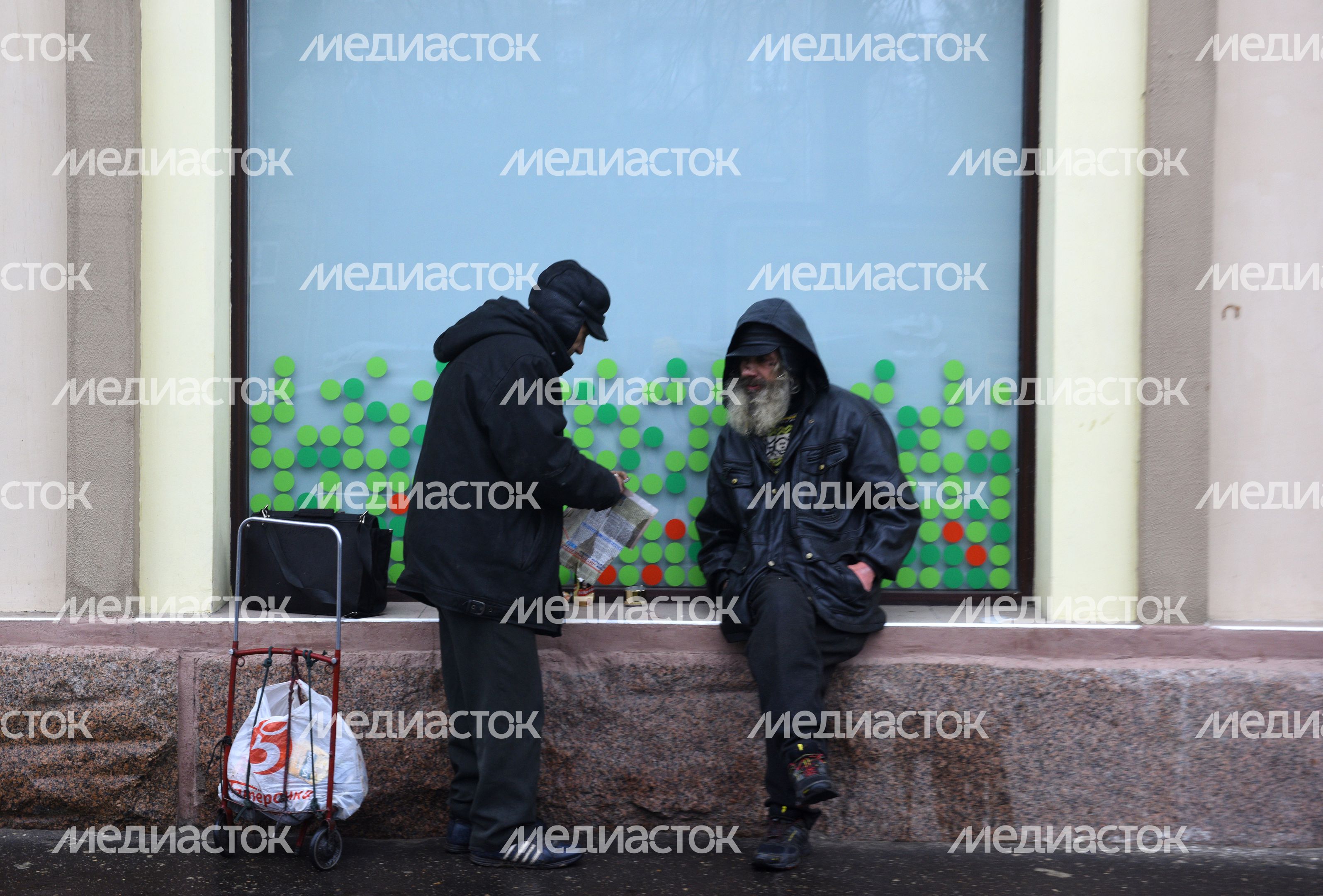 Мужчины возле супермаркета «Пятерочка» в Жуковском
