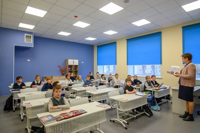 Учитель с учениками на уроке в Центре образования №23 в поселке Обухово Богородского округа после капитального ремонта
