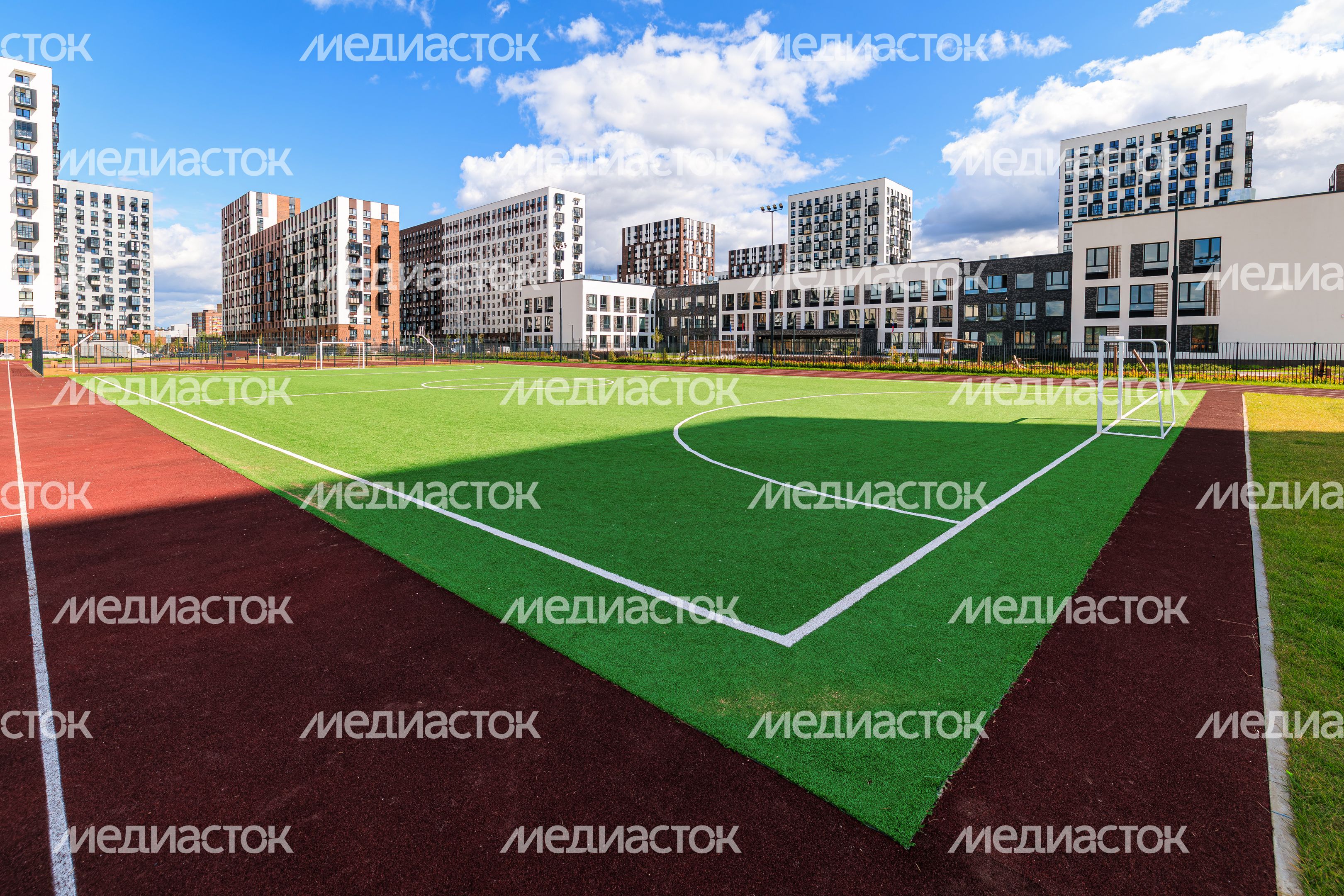 Стадион у новой школы центра «Старт» в Коробово Ленинского округа