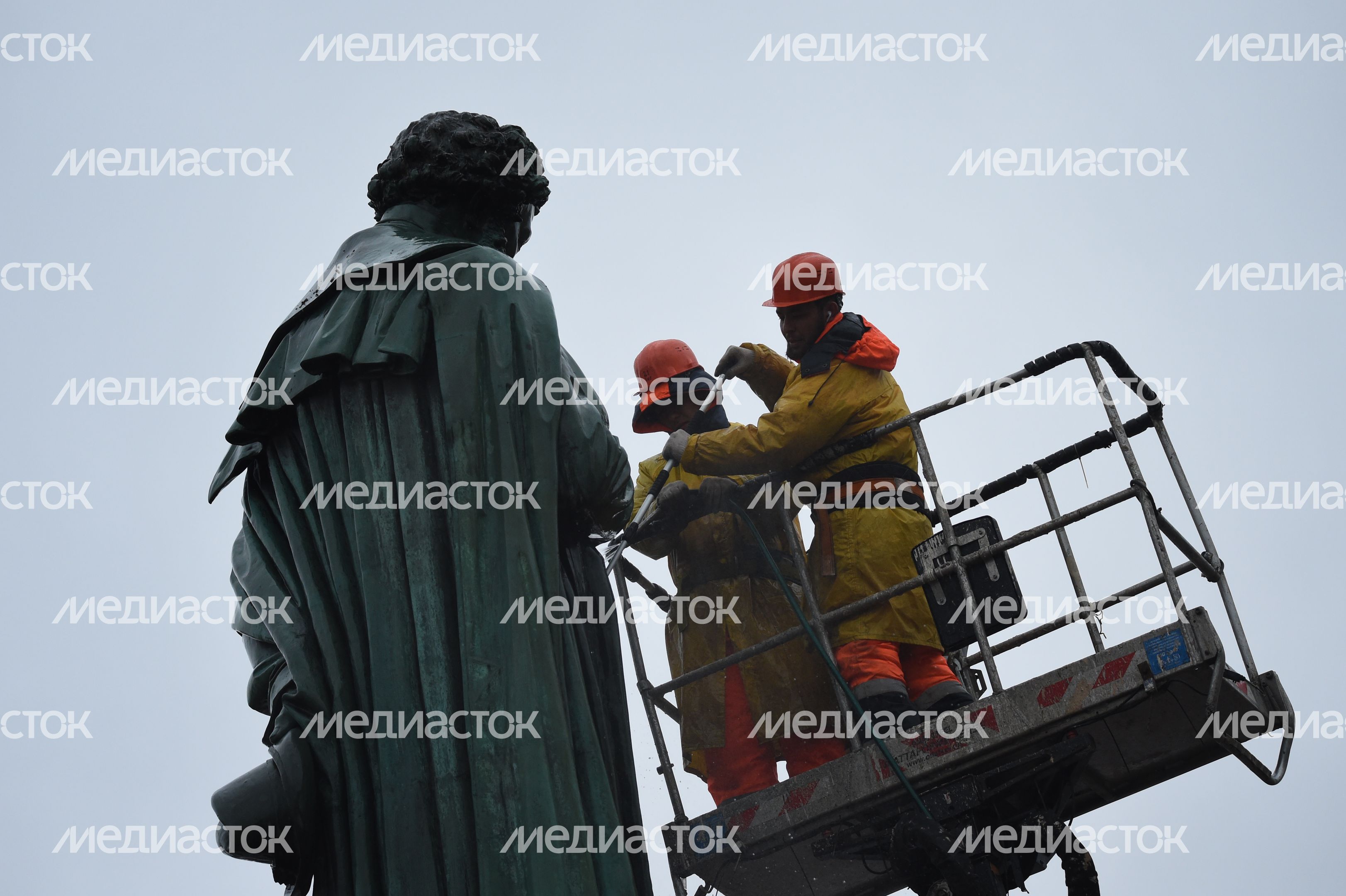 Памятник Пушкину помыли после зимы