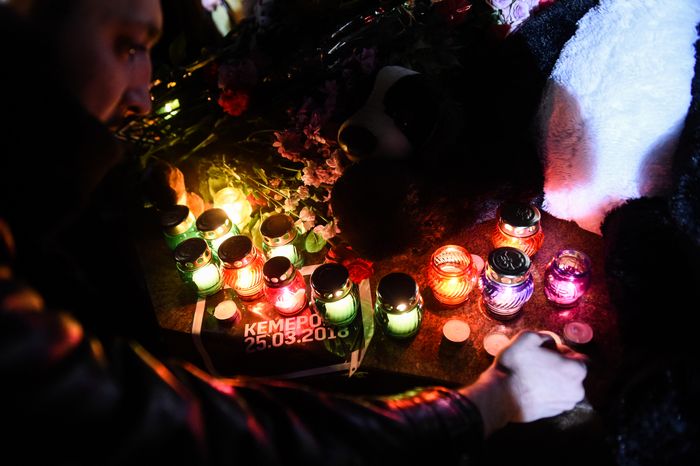 Акция в память о погибших в Кемерове на Пушкинской площади в Москве