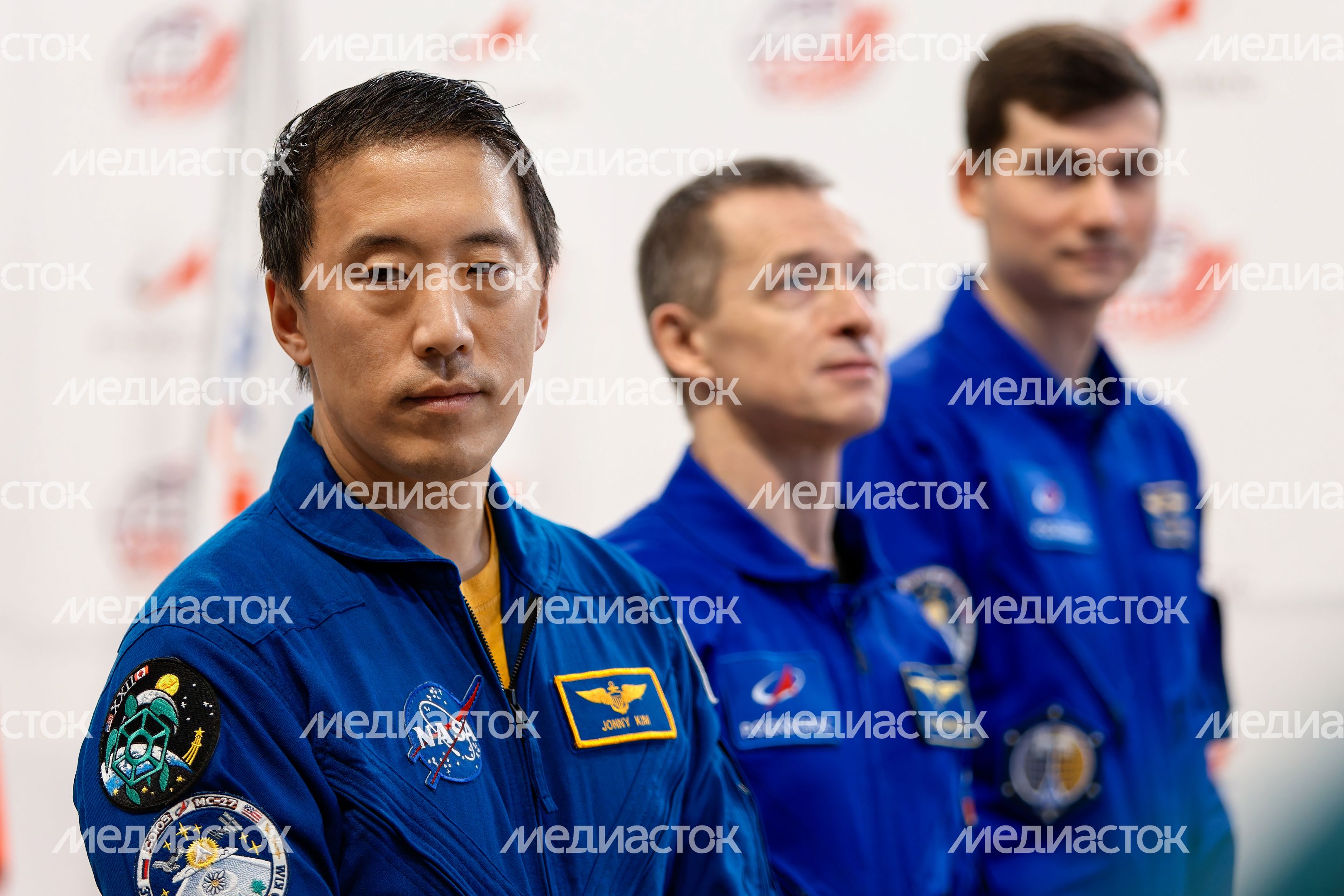 Космонавты основного экипажа МКС-73 Д. Ким, С.Н. Рыжиков, А.В. Зубрицкий на комплексной тренировке в Звездном городке Космонавты основного экипажа МКС-73 Д. Ким, С.Н. Рыжиков, А.В. Зубрицкий на комплексной тренировке в Звездном городке