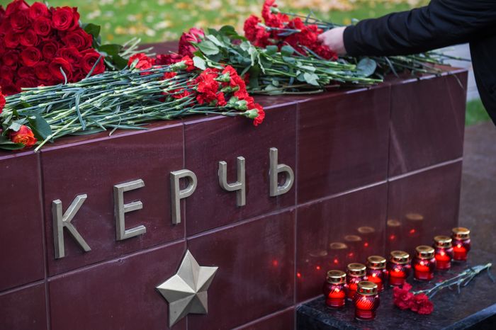 Возложение цветов к мемориалу города Керчь в Москве