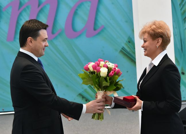 Вручение наград женщинам на торжестве в честь 8 Марта