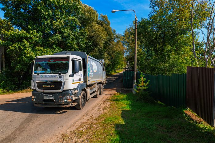 Работа мусоровоза при вывозе ТКО в Рузском округе