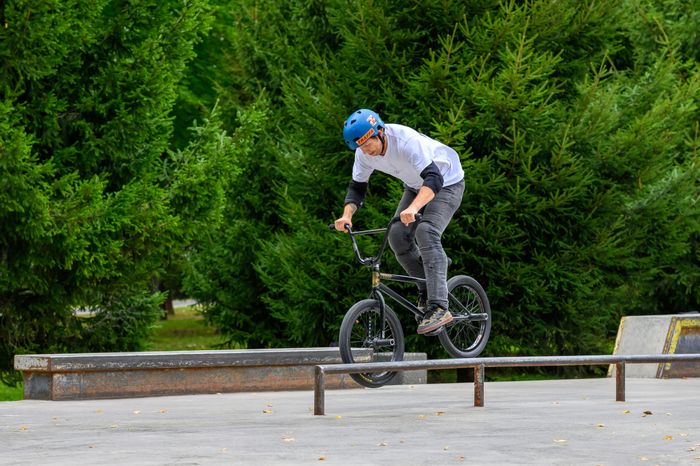 Соревнования в дисциплине велосипедный мотокросс (BMX) на фестивале уличной культуры в парке Мира города Мытищи