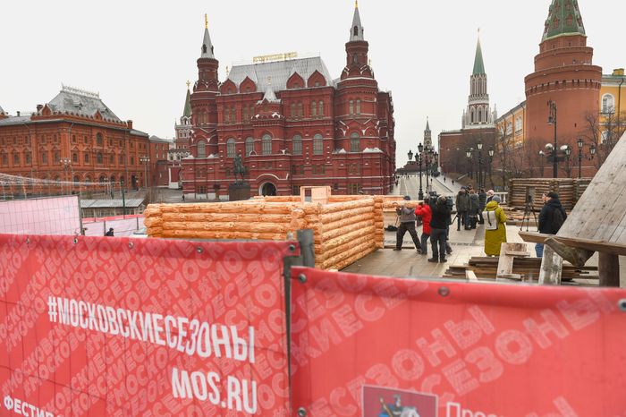 Монтаж инсталляций для фестиваля «Московская Масленица» на Манежной площади