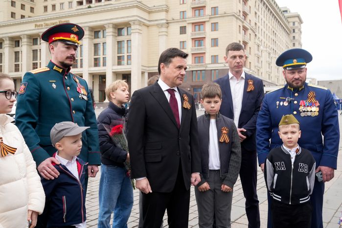 Андрей Воробьев вместе с героями СВО и детьми возложил цветы к Вечному огню у стен Кремля