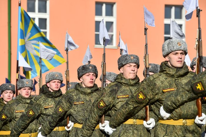 Подготовка военнослужащих отдельного комендантского Преображенского полка к военному параду на Красной площади