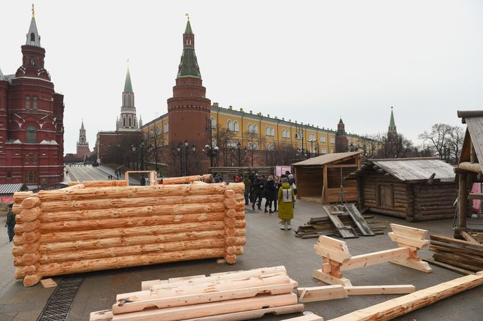 Монтаж инсталляций для фестиваля «Московская Масленица» на Манежной площади
