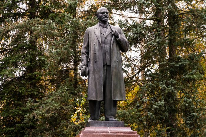 Памятник В.И. Ленину в деревне Кашино Волоколамского округа