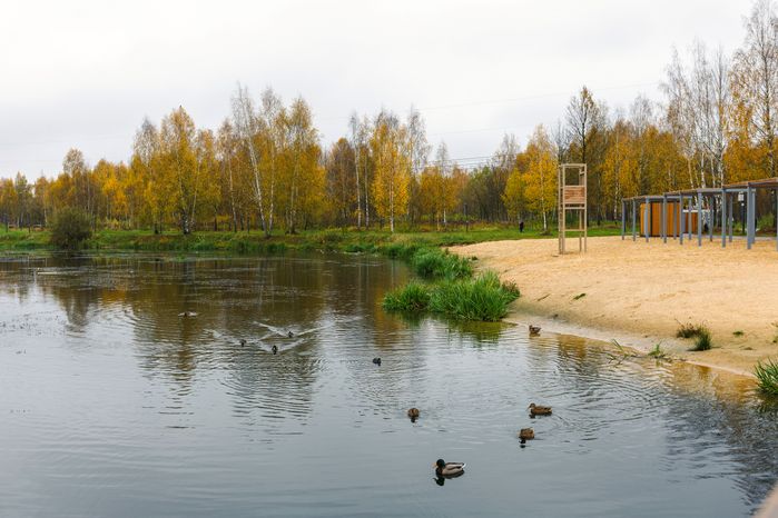 Пляж на набережной городского парка культуры и отдыха г. Ивантеевка осенью