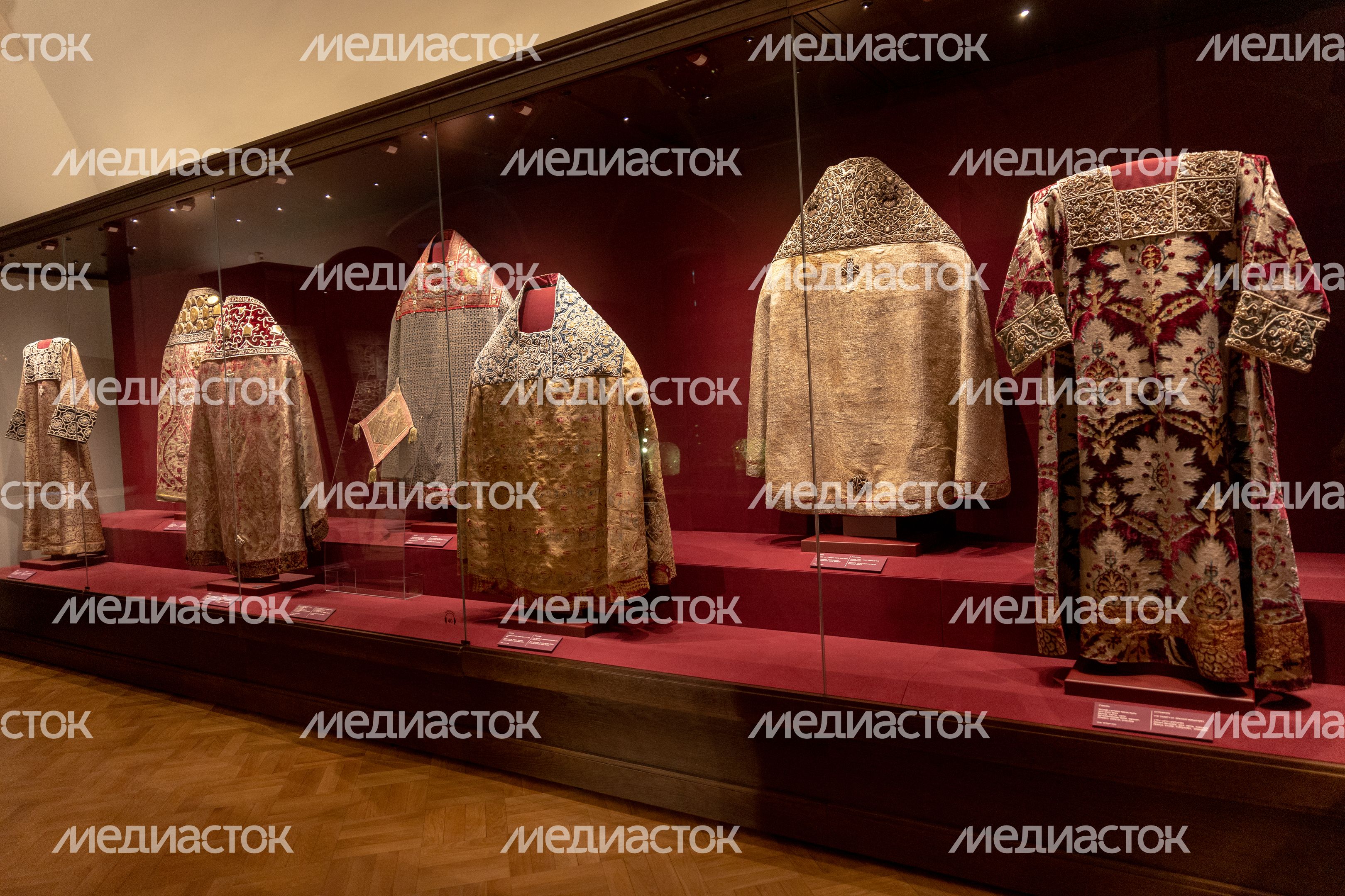 Ризница. Экспозиция Реликвия и сокровища Троице-Сергиева монастыря XI-XVII веков Ризница. Экспозиция Реликвия и сокровища Троице-Сергиева монастыря XI-XVII веков