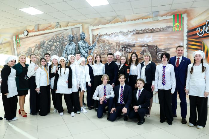 Губернатор поблагодарил учеников и педагогов гимназии им. Подольских курсантов