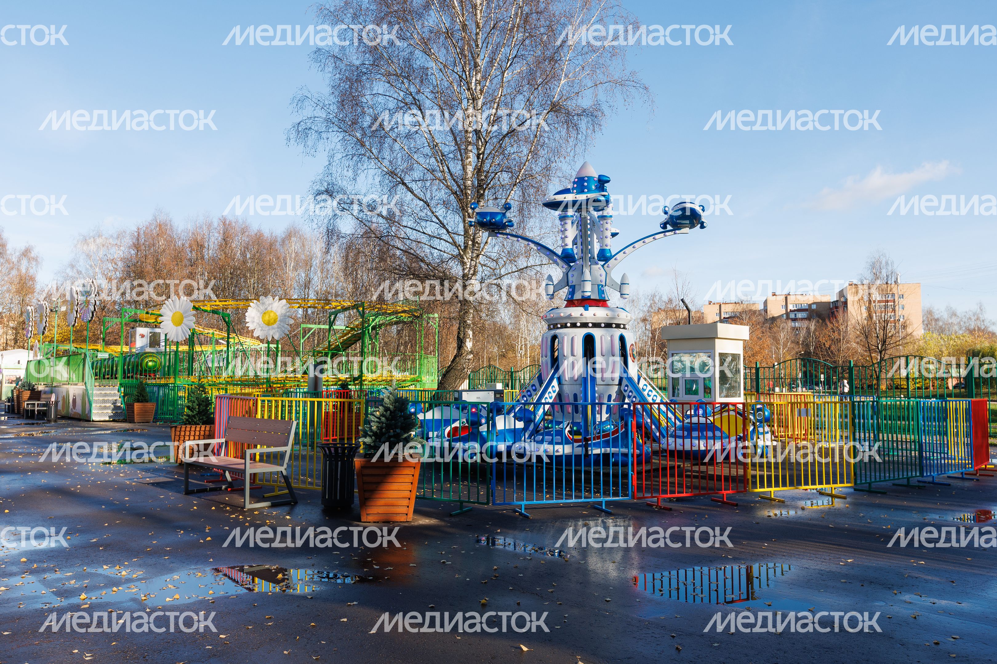 Аттракционы в Городском парке культуры и отдыха Долгопрудного осенью Аттракционы в Городском парке культуры и отдыха Долгопрудного осенью