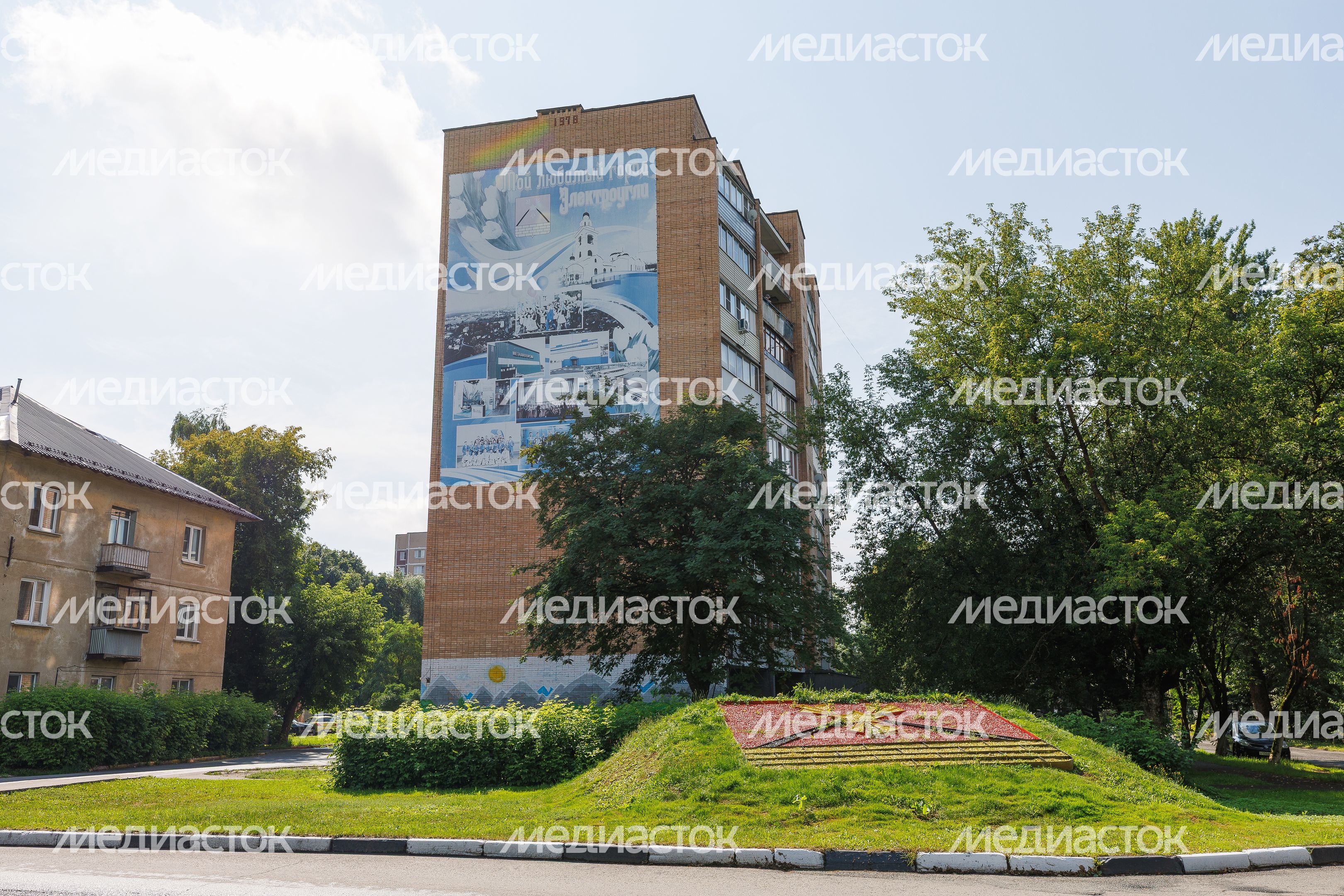 Герб города Электроугли на клумбе Герб города Электроугли на клумбе