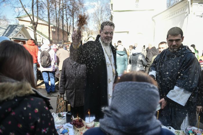 Пасхальное священие куличей и яиц