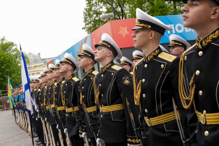 Участники специальной военной операции с детьми возложили цветы к Могиле Неизвестного Солдата