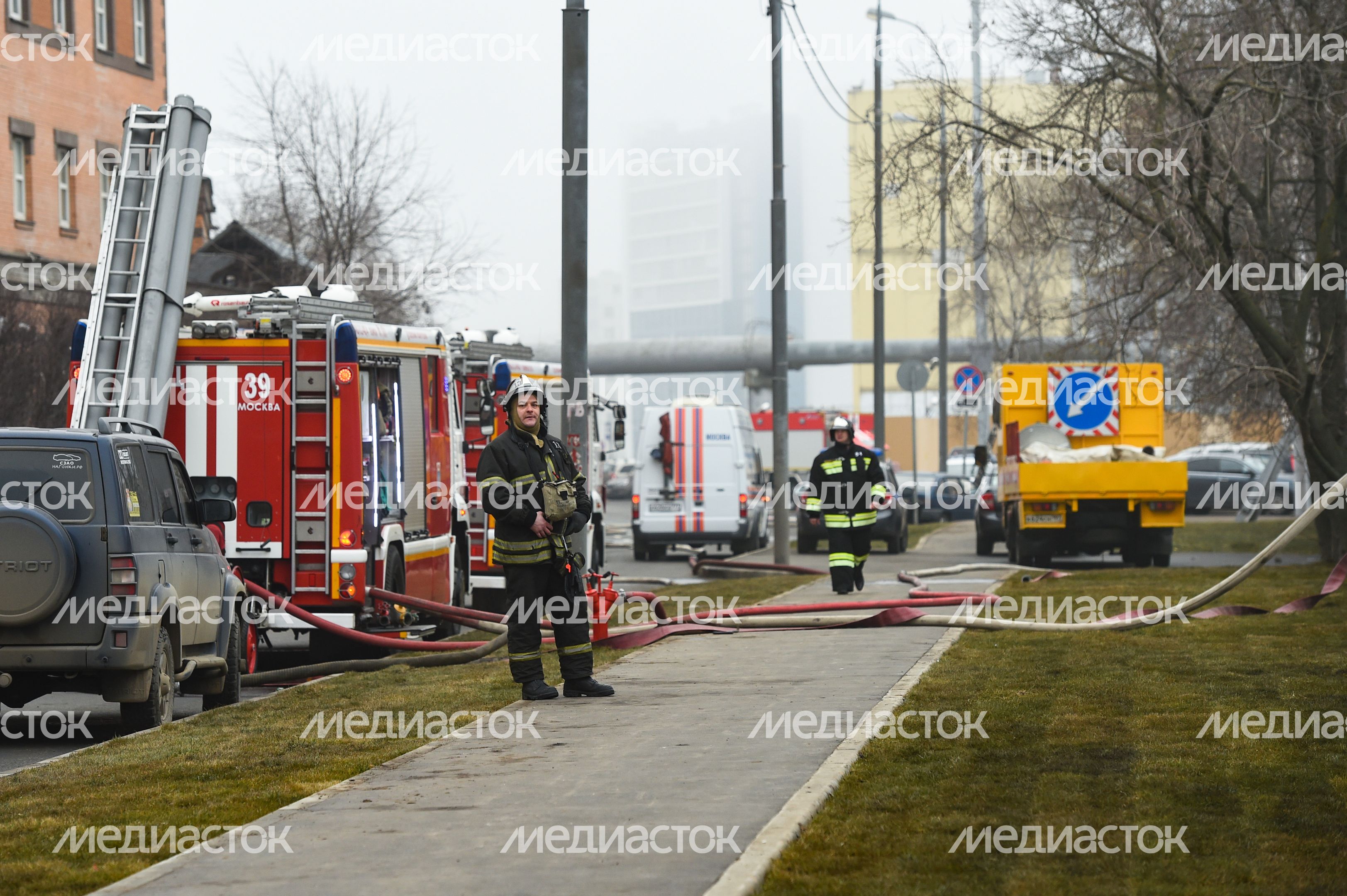 Пожар в складском помещении на улице Маршала Прошлякова в Москве
