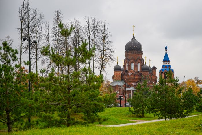 Иоанно-Богословский храм в Ликино-Дулево осенью