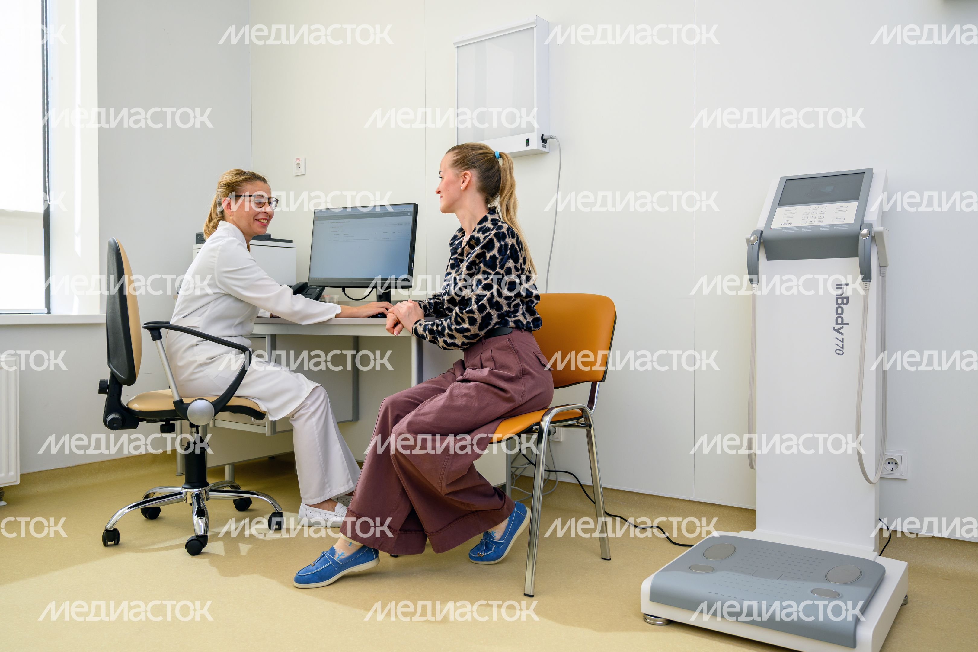 Врач принимает пациента в КДЦ «Ромашка» в селе Ромашково Одинцовского округа Врач принимает пациента в КДЦ «Ромашка» в селе Ромашково Одинцовского округа