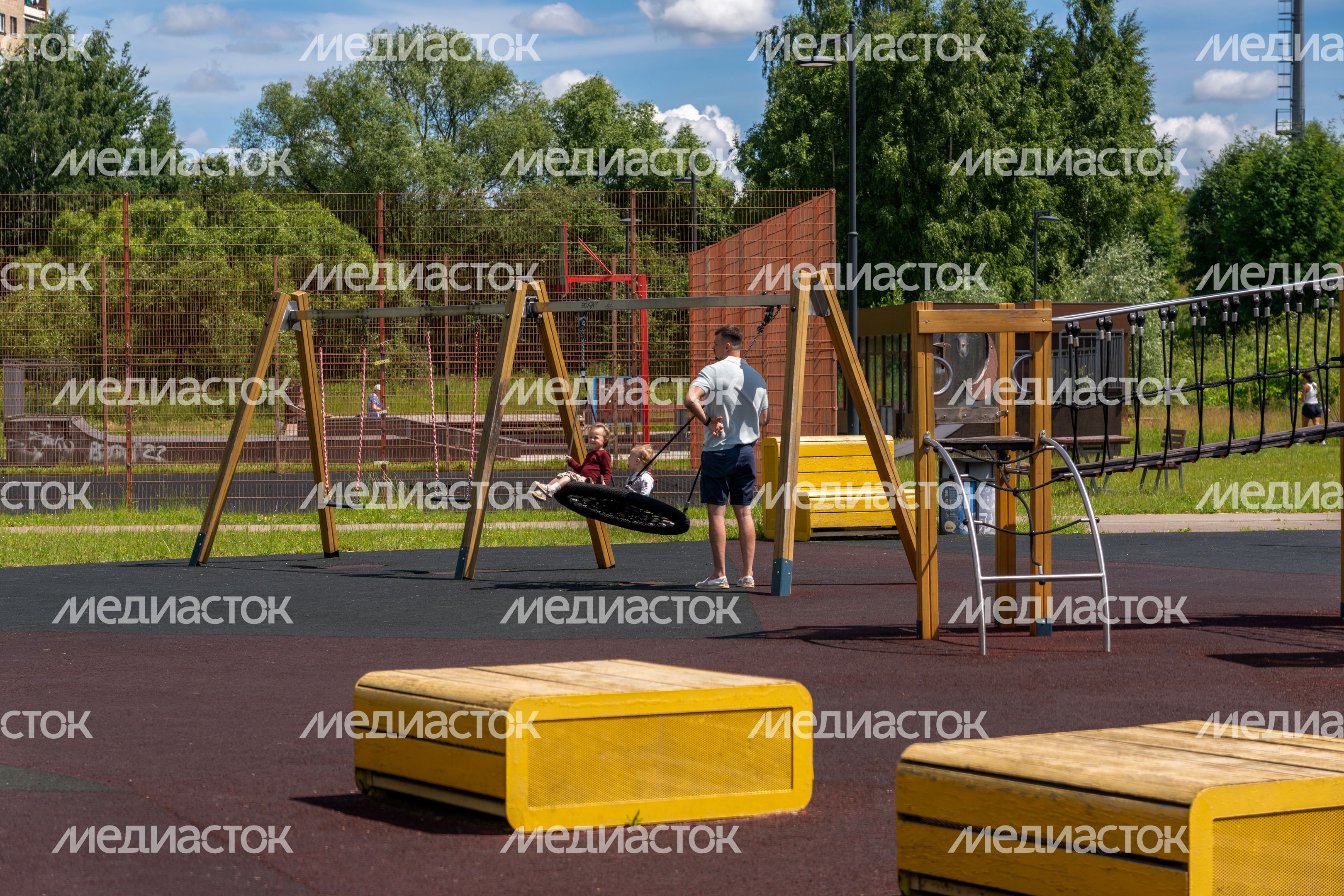 Парк у набережной реки Песочной в Истре