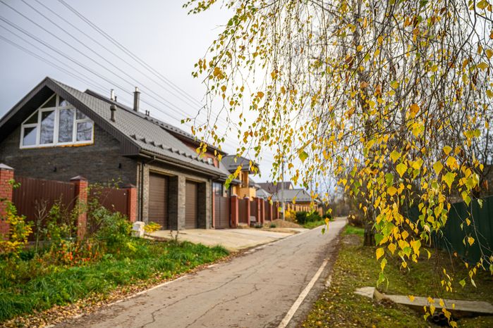 Частный дом в микрорайоне Белые Столбы города Домодедово осенью