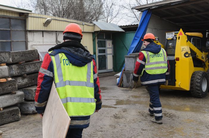 Процесс обработки гранитного камня специалистами ГБУ «Гормост» для облицовки стен подземных пешеходных переходов в Москве