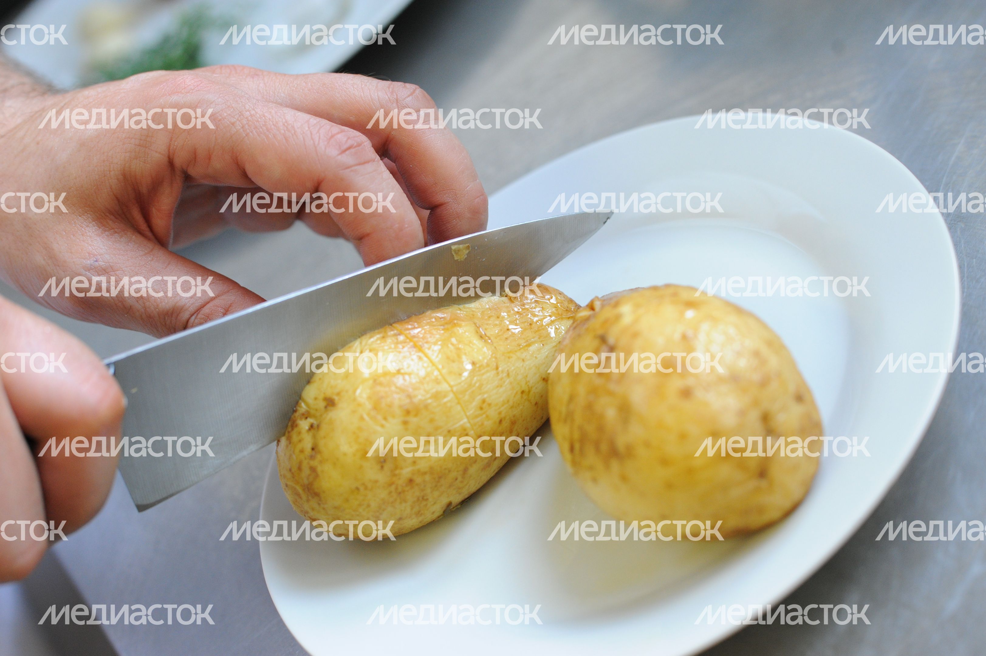 Приготовление печеного картофеля со сметанным соусом