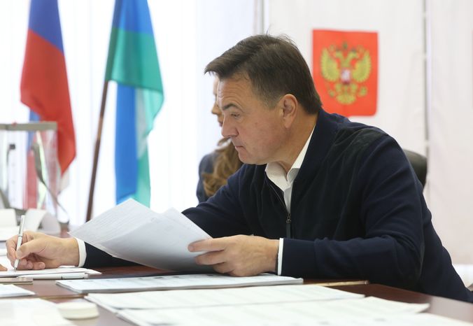 Андрей Воробьев с дочерьми проголосовал на избирательном участке в Одинцовском округе
