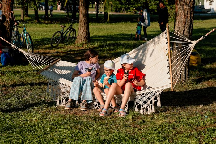 Отдых в гамаке на фестивале «Каникулы» в музее-заповеднике «Горки Ленинские» Ленинского округа