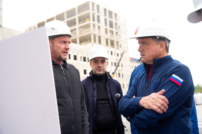 Андрей Воробьев проверил ход строительства ЦРБ в Балашихе