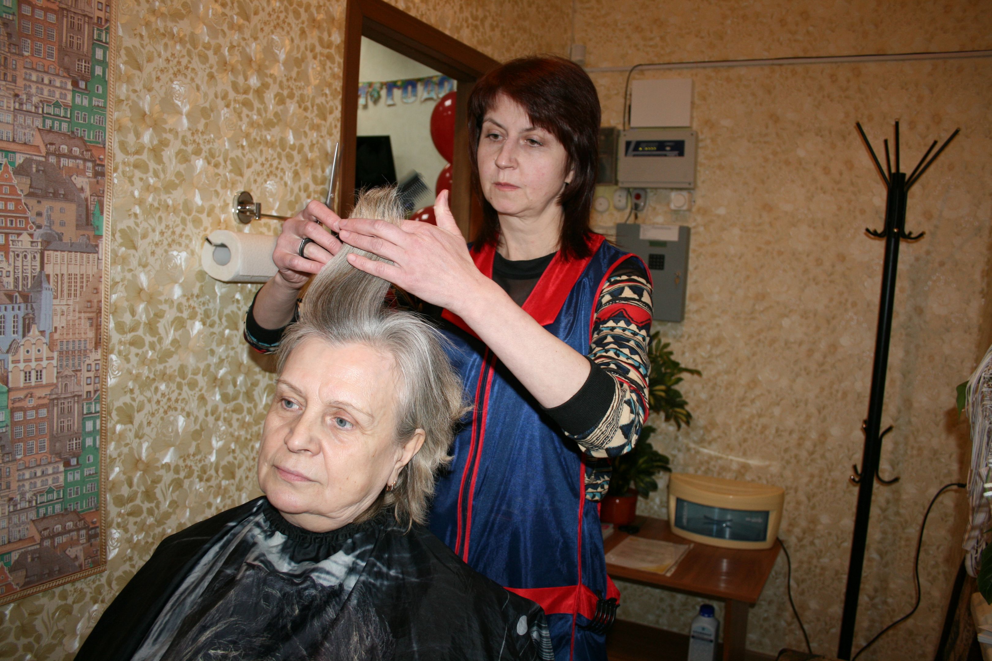 Стрижка пенсионерам. Стрижки для пенсионеров. Бабушка в парикмахерской. Бабушка в парикмахерской стрижка. Дом престарелых парикмахер.