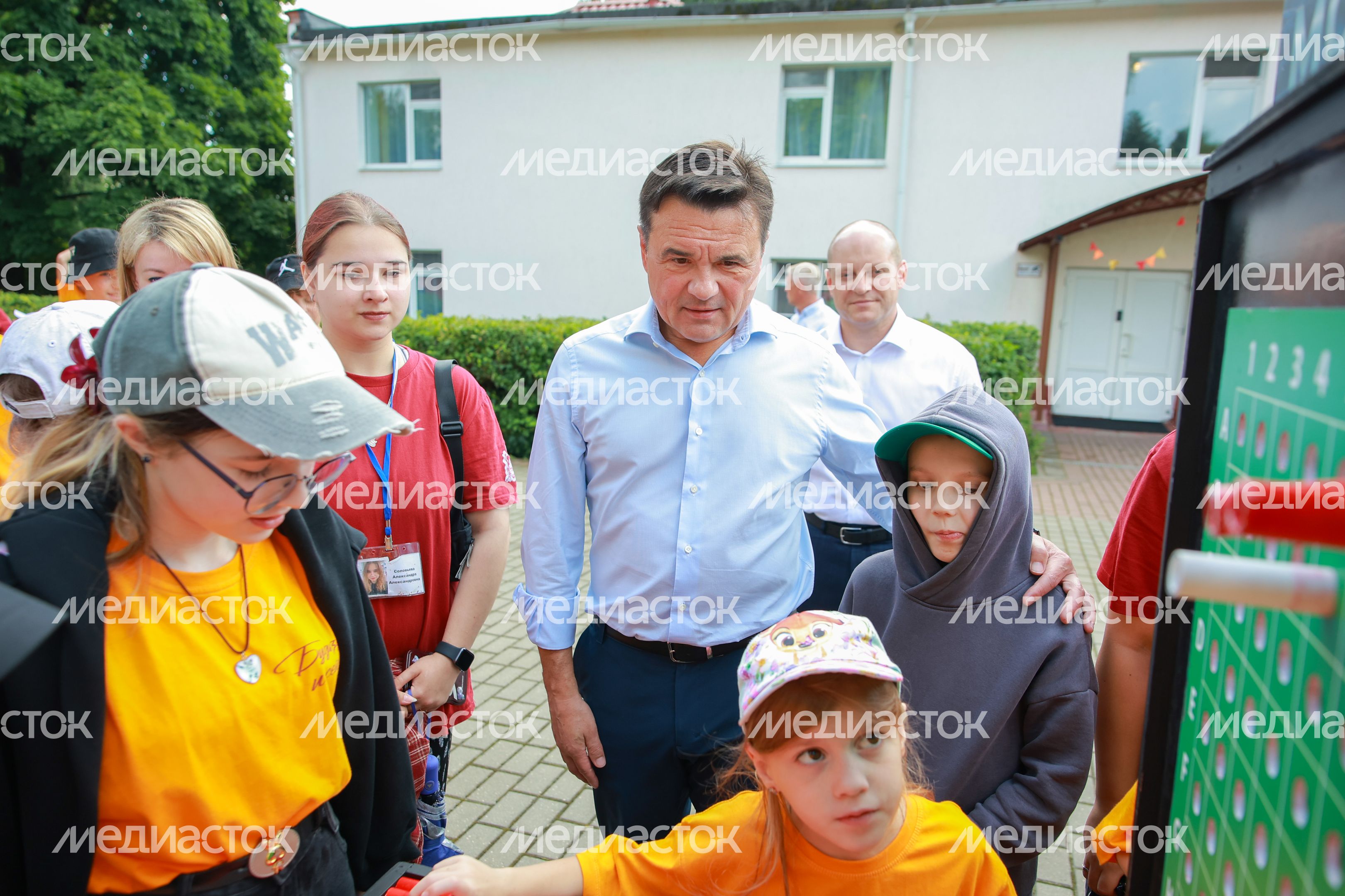 Андрей Воробьев навестил детей участников СВО в оздоровительном лагере "Левково"
