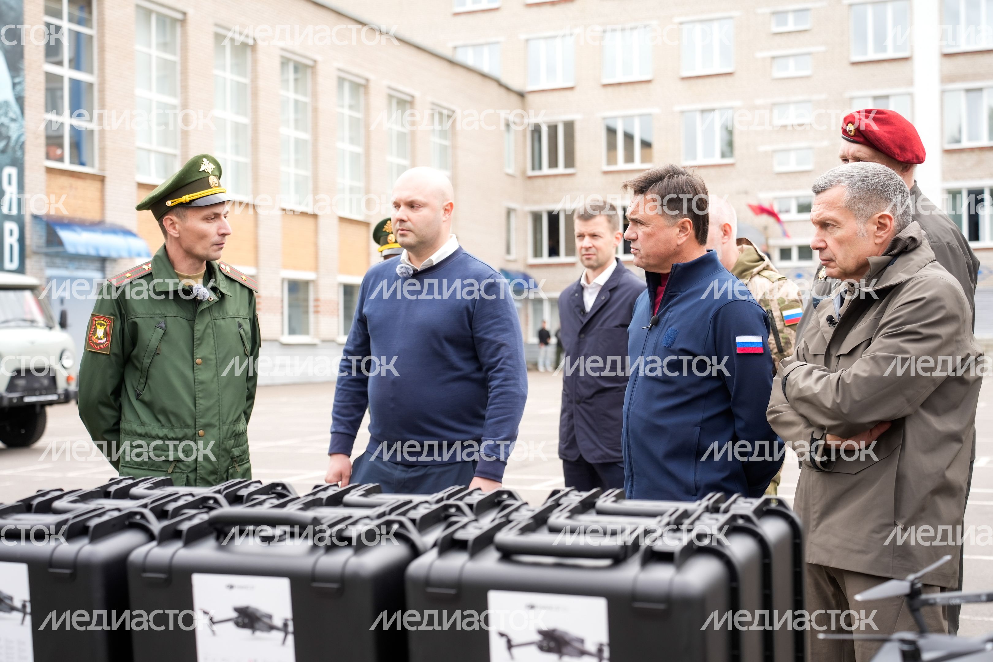 Андрей Воробьев и Владимир Соловьев посетили центр спецподготовки "Витязь" в Балашихе Андрей Воробьев и Владимир Соловьев посетили центр спецподготовки "Витязь" в Балашихе