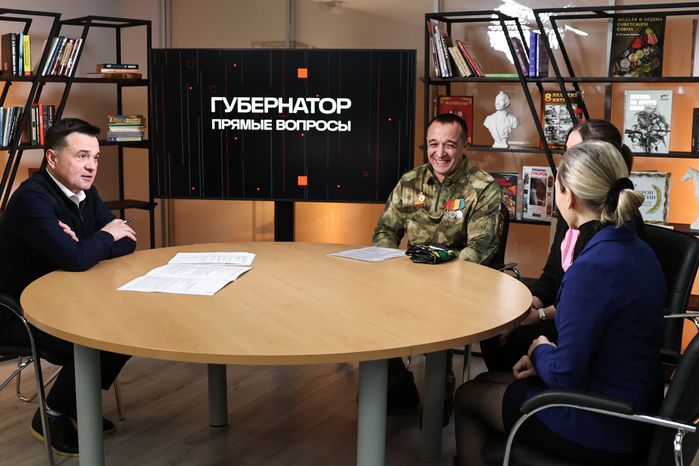 Встреча Андрея Воробьева с жителями Люберец Еленой Громковой и участником СВО Константином