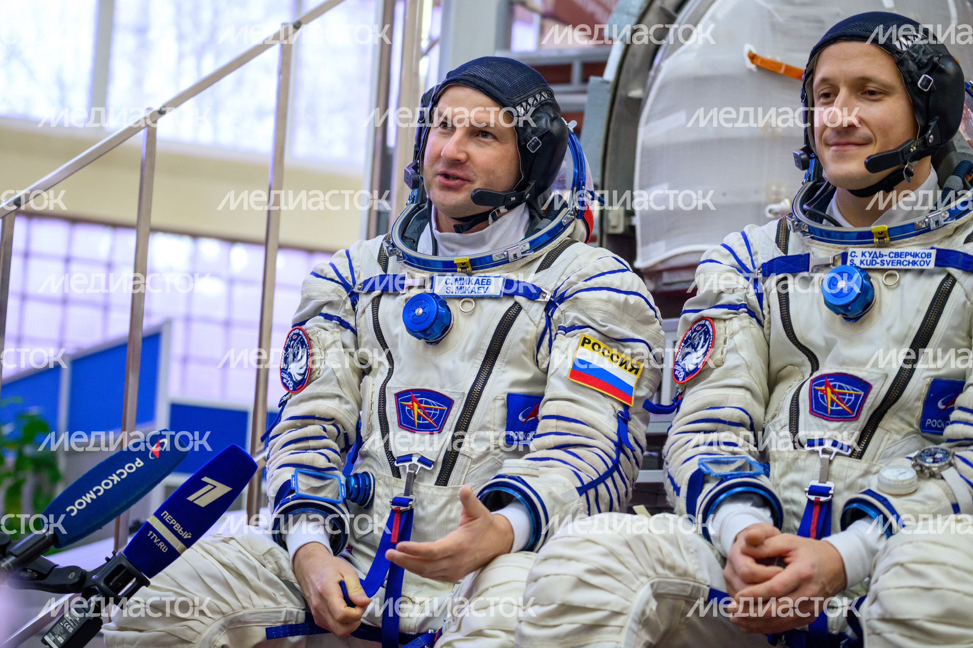 Космонавты основного экипажа МКС-74 Сергей Микаев и Сергей Кудь-Сверчков в Звездном городке