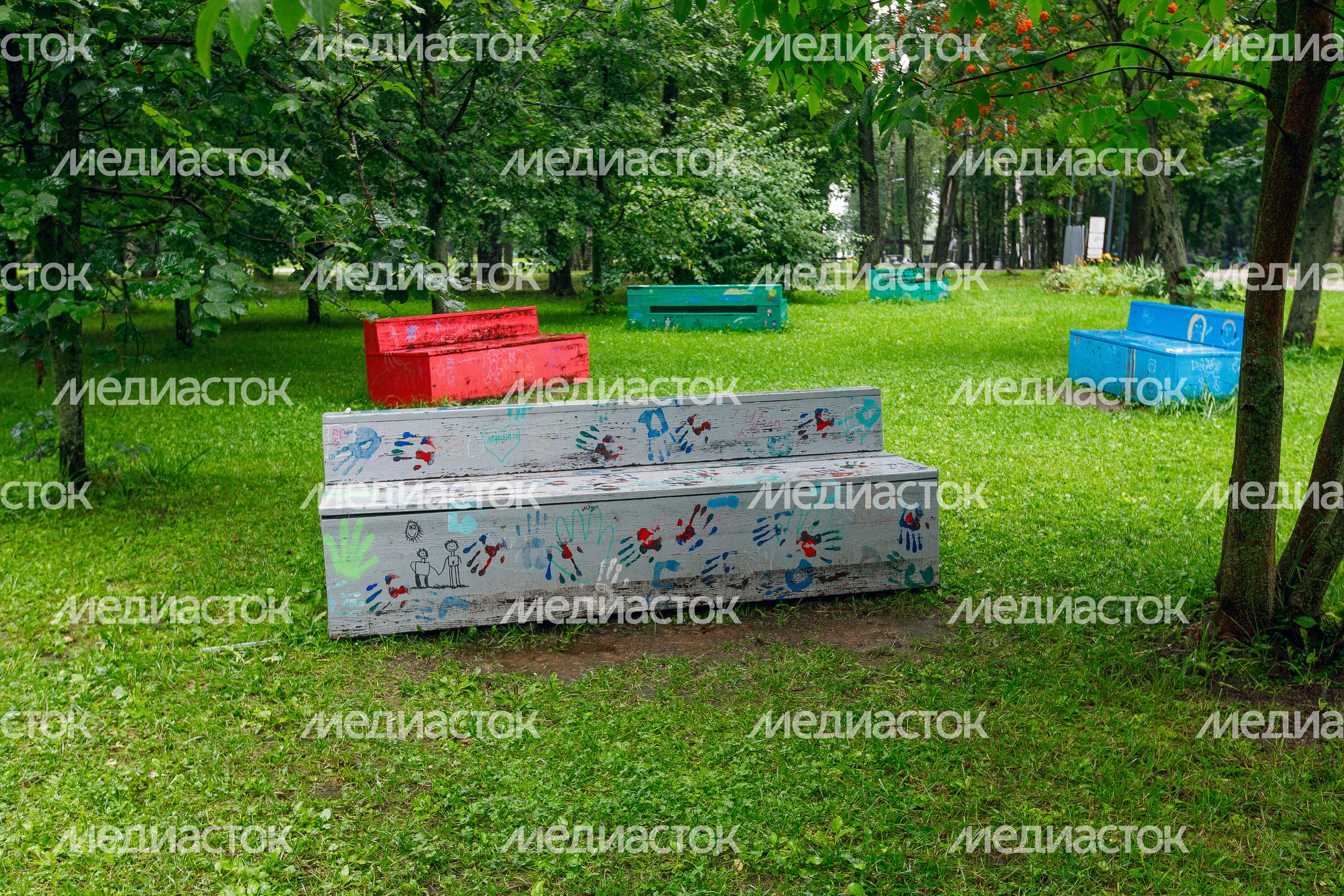 Лавочки в городском парке культуры и отдыха Солнечногорска