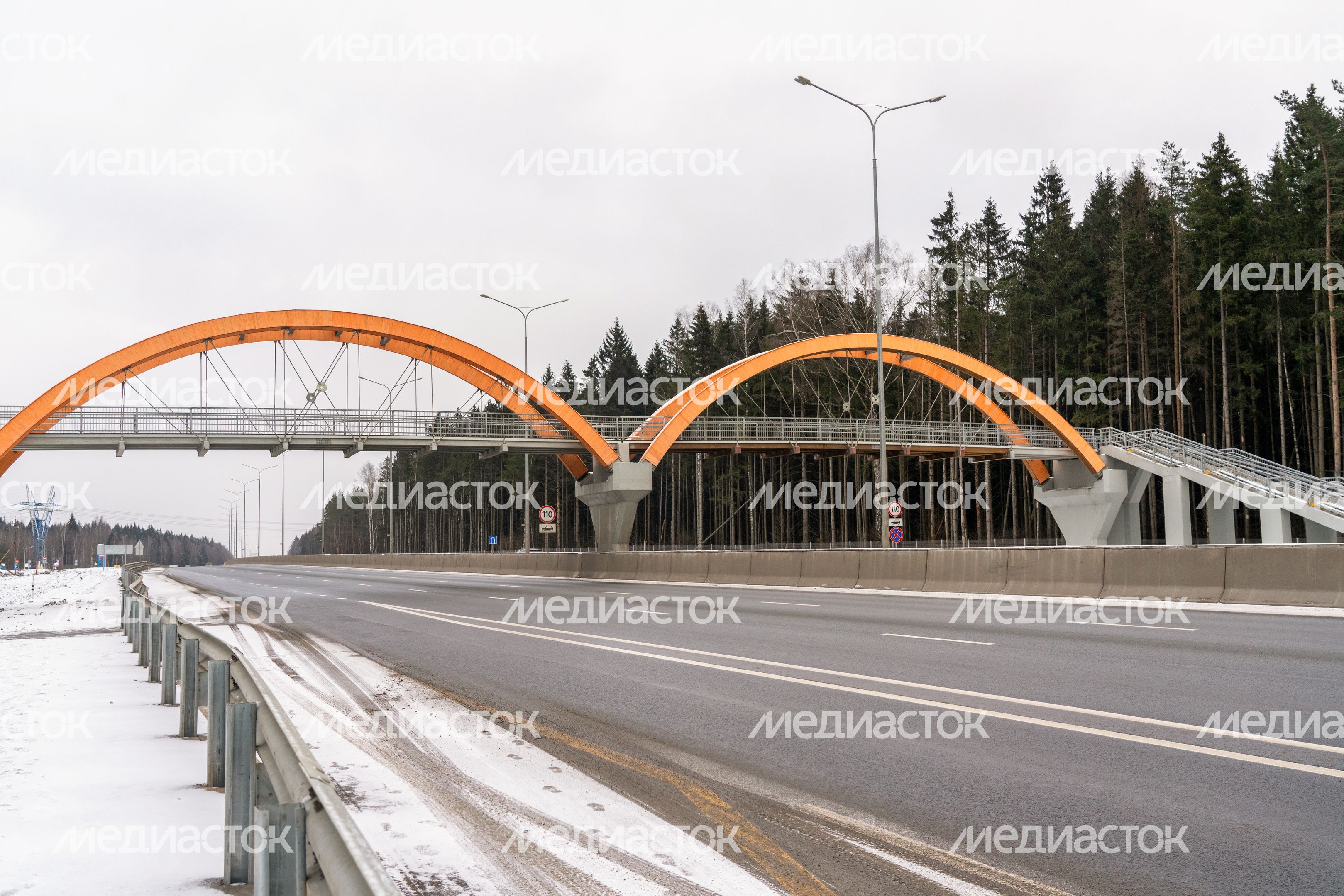Надземный пешеходный переход на трассе М-3 «Украина» после реконструкции в Наро-Фоминском округе Надземный пешеходный переход на трассе М-3 «Украина» после реконструкции в Наро-Фоминском округе