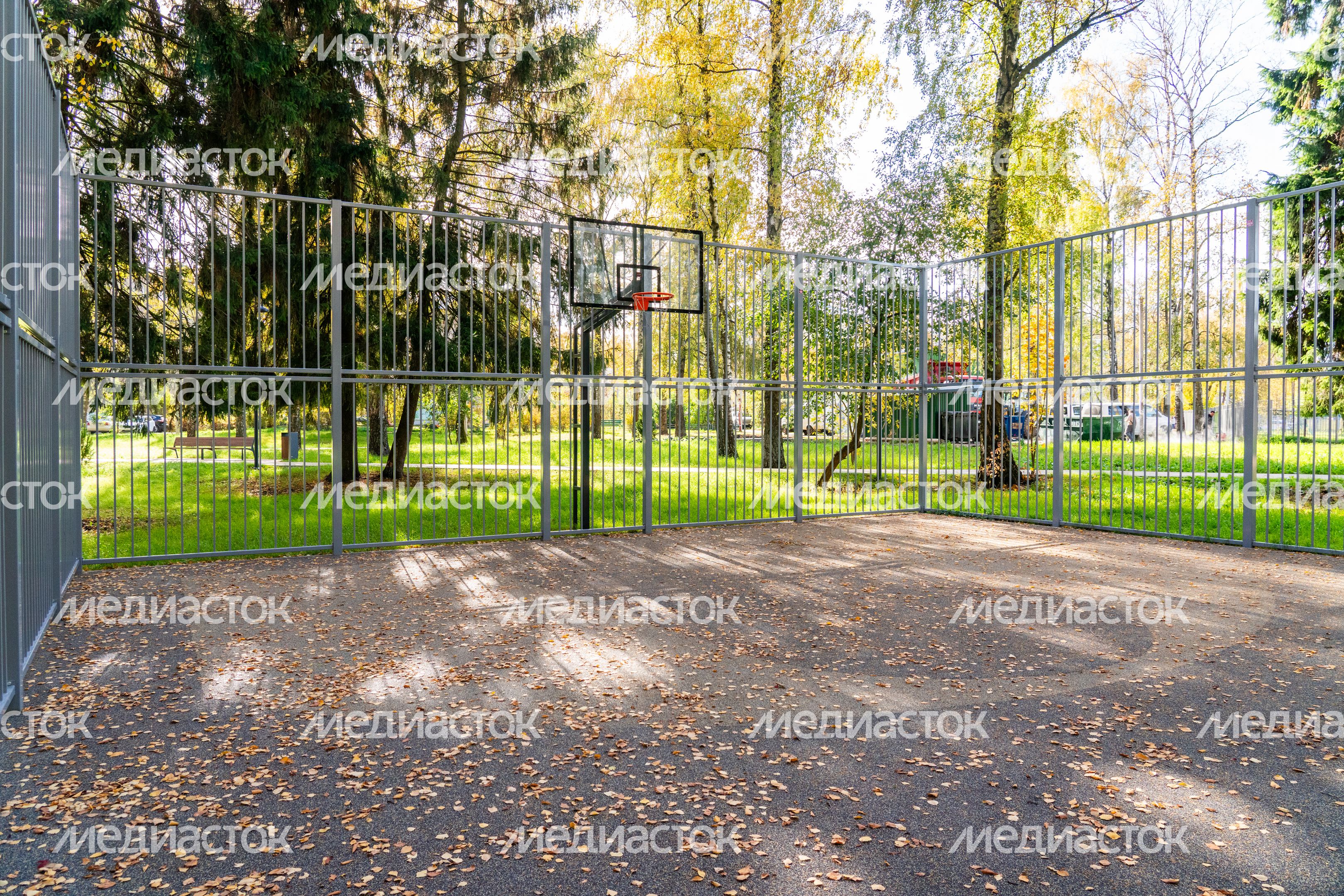 Спортивная площадка в благоустроенном сквере микрорайона Депо города Лобня осенью Спортивная площадка в благоустроенном сквере микрорайона Депо города Лобня осенью