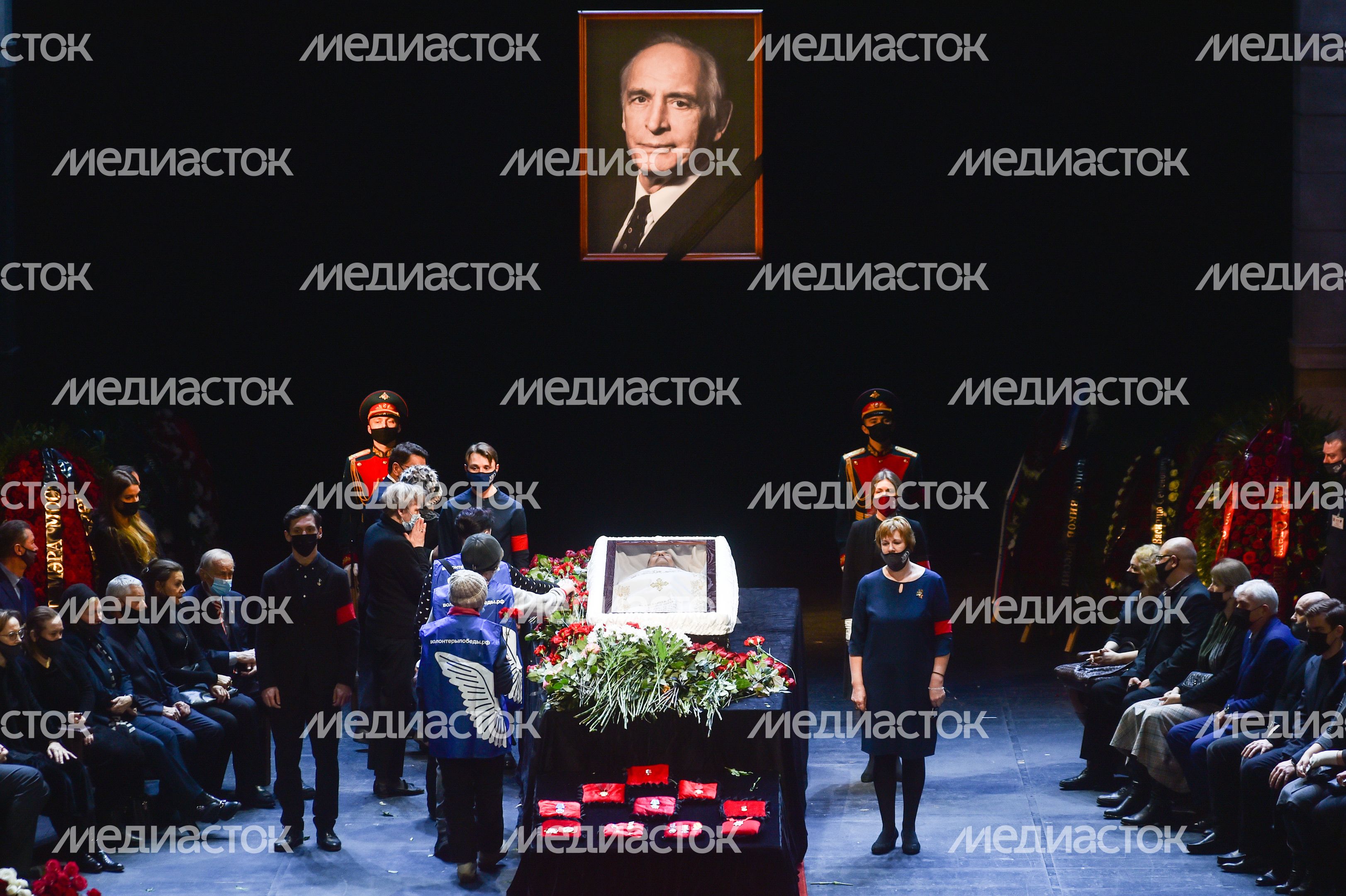 Церемония прощания с актером Василием Лановым в московском театре имени Вахтангова Церемония прощания с актером Василием Лановым в московском театре имени Вахтангова