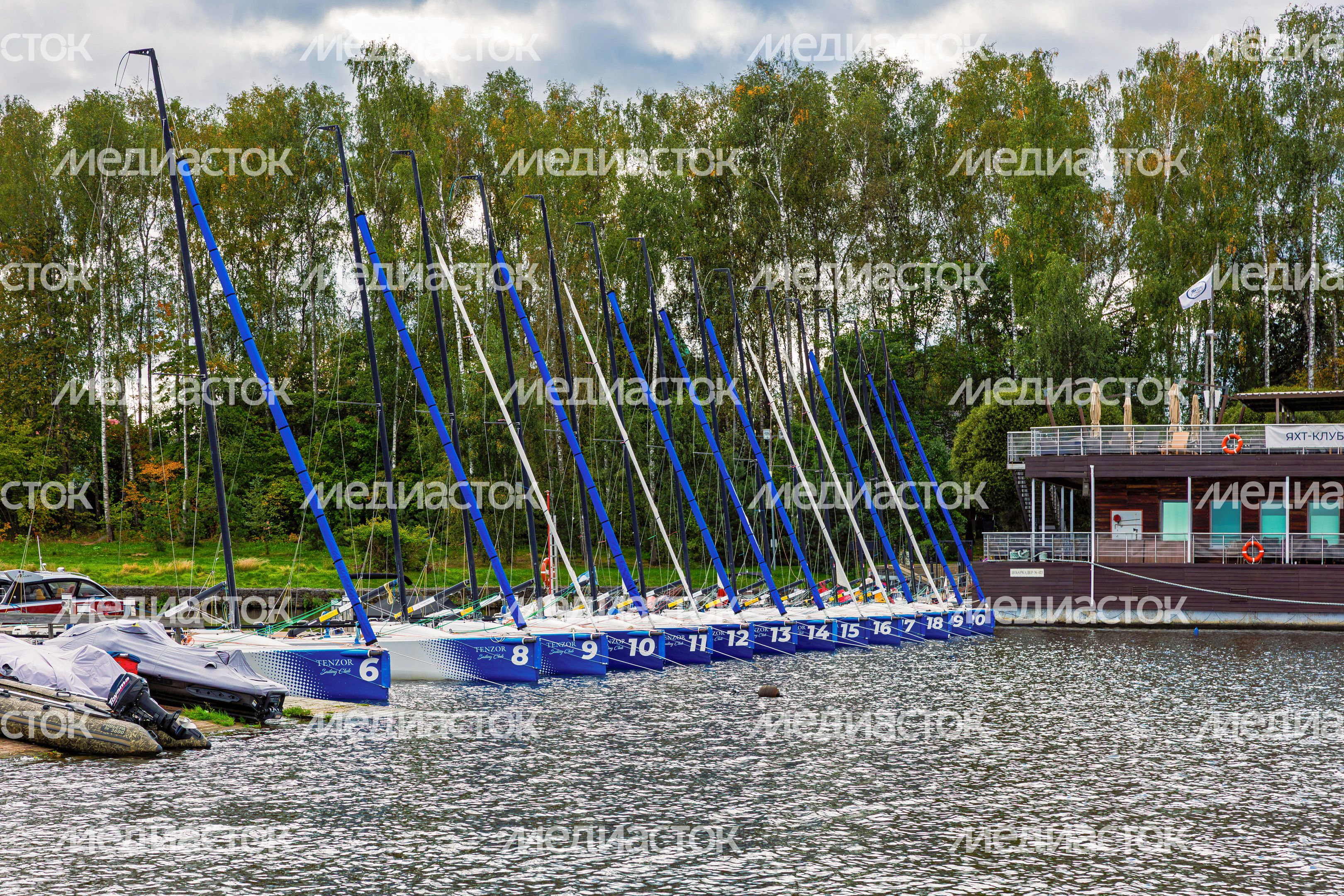Лодки на причале яхт-клуба Tenzor Sailing Club в Мытищах на берегу Пестовского водохранилища Лодки на причале яхт-клуба Tenzor Sailing Club в Мытищах на берегу Пестовского водохранилища